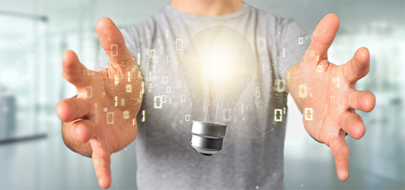 Mão abraçando uma lâmpada