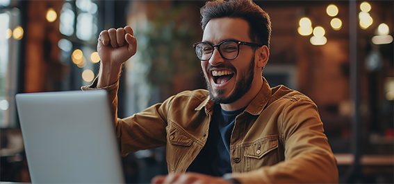 Síndico olhando o dashboar do sistema